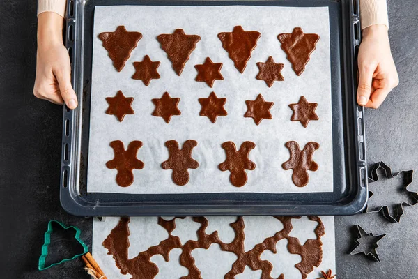 Concept Culinar Gătit Crăciun Închiderea Mâinilor Ținând Tava Copt Biscuiți — Fotografie, imagine de stoc