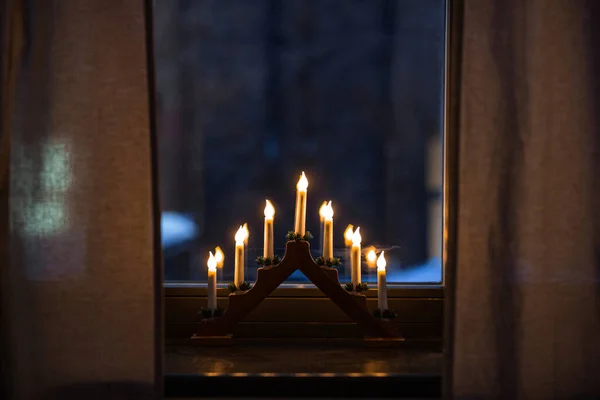 Χειμερινές Διακοπές Και Γιορτή Έννοια Έλευση Κηροπήγιο Στο Περβάζι Παράθυρο — Φωτογραφία Αρχείου