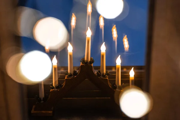 寒假及庆祝概念 晚上关上窗台上的烛台 — 图库照片
