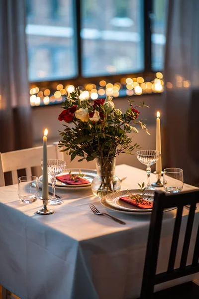 Feestdagen Romantische Datum Feest Concept Close Van Feestelijke Tafel Serveren — Stockfoto