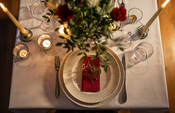 Ünnepek Vacsoraparti Ünnepi Koncepció Közelről Ünnepi Asztal Felszolgáló Virágok Vázában — Stock Fotó