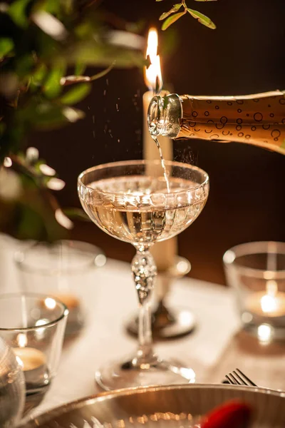 ディナーパーティー お祝いのコンセプト ボトルネックから家庭やレストランでテーブルの上にガラスに注ぐシャンパンの閉鎖 — ストック写真