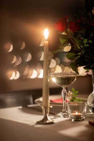 晚宴及庆祝活动 关闭节日餐桌 并配上香槟酒及蜡烛 — 图库照片