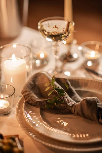 Bayramlar Akşam Yemeği Kutlama Konsepti Kutlama Masasının Kapanışı Tabakta Keten — Stok fotoğraf