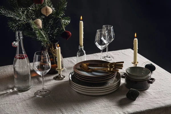 Winterurlaub Dinnerparty Und Festkonzept Geschirr Und Kerzen Für Skandinavische Weihnachtstafel — Stockfoto