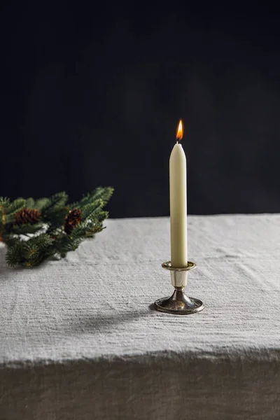 Χειμερινές Διακοπές Και Εορταστική Έννοια Κοντά Στην Καύση Κεριών Στο — Φωτογραφία Αρχείου