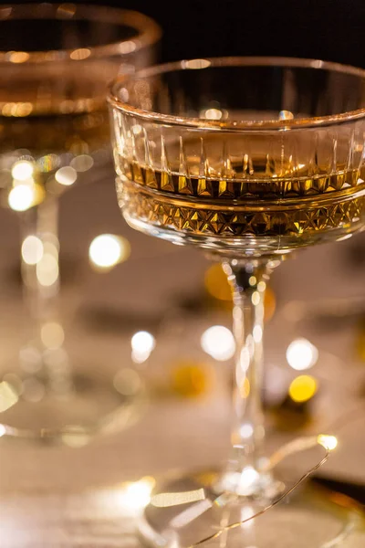 Festa Festeggiamenti Festeggiamenti Concetto Primo Piano Champagne Bicchieri Ghirlande Elettriche — Foto Stock