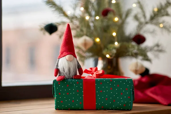 Ünnepek Újévi Ünnepi Koncepció Közelről Karácsonyi Ajándék Fenyő Ágak Törpe — Stock Fotó