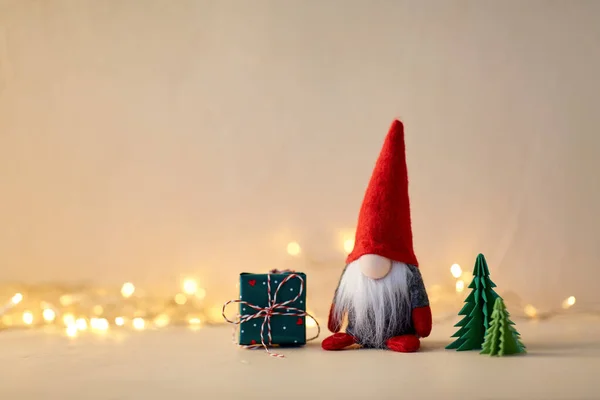 Χριστούγεννα Διακόσμηση Και Χειμερινές Διακοπές Έννοια Κοντά Gnome Παιχνίδι Κουτί — Φωτογραφία Αρχείου