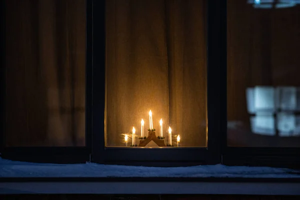 冬休みやお祝いのコンセプト 夜の窓のキャンドルスティック — ストック写真
