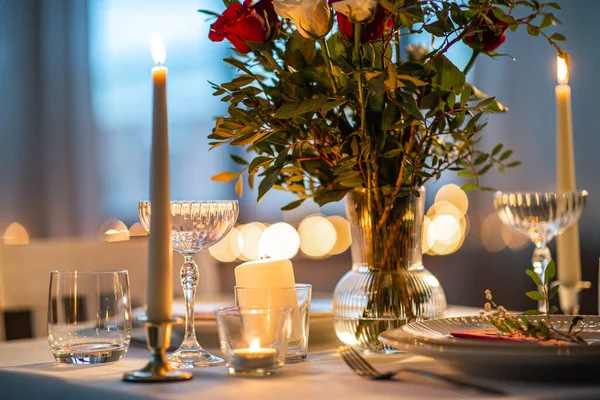Concediu Întâlnire Romantică Concept Sărbătoare Aproape Masa Festivă Care Servește — Fotografie, imagine de stoc