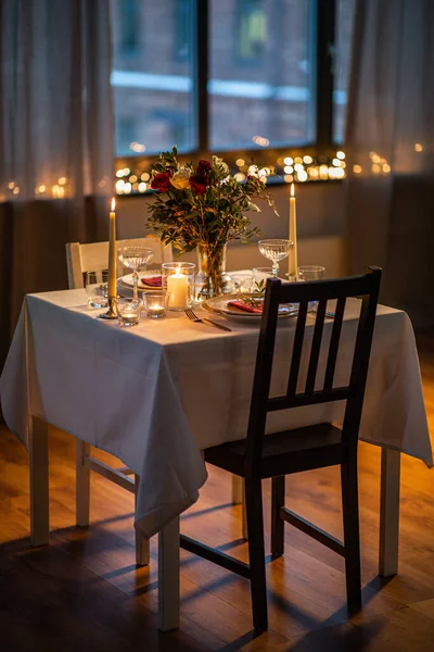 ロマンチックな日付 お祝いのコンセプト 花瓶とバレンタインデーに自宅で燃えているろうそくの花と2のために役立つお祝いのテーブルの閉鎖 — ストック写真