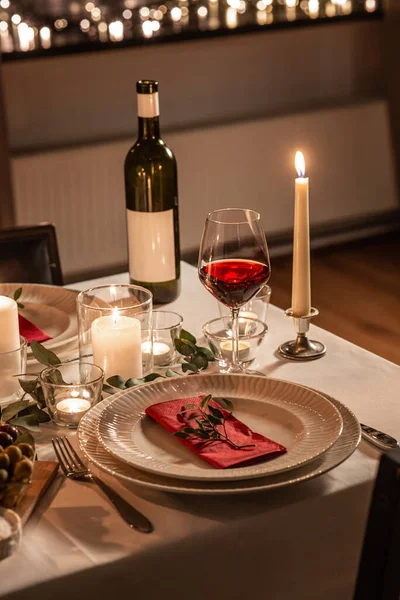 Bayramlar Akşam Yemeği Kutlama Konsepti Sevgililer Gününde Evde Yanan Kırmızı — Stok fotoğraf