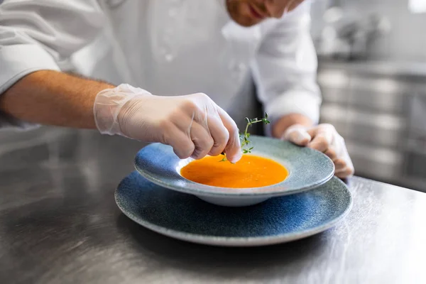 Yemek Pişirme Meslek Insan Konsepti Erkek Aşçıya Yakın Restoran Mutfağında — Stok fotoğraf