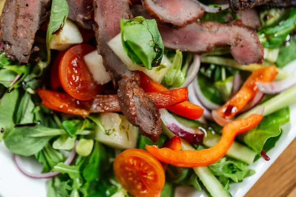 Conceito Comida Cozinhar Comer Close Carne Pato Com Salada Legumes — Fotografia de Stock