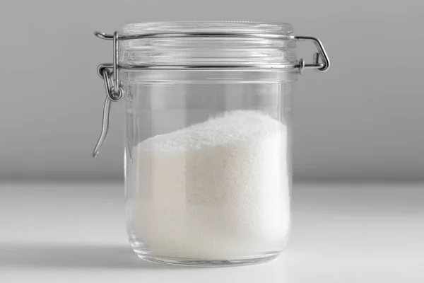 烹调及不健康饮食概念 关闭桌上的白糖玻璃瓶 — 图库照片