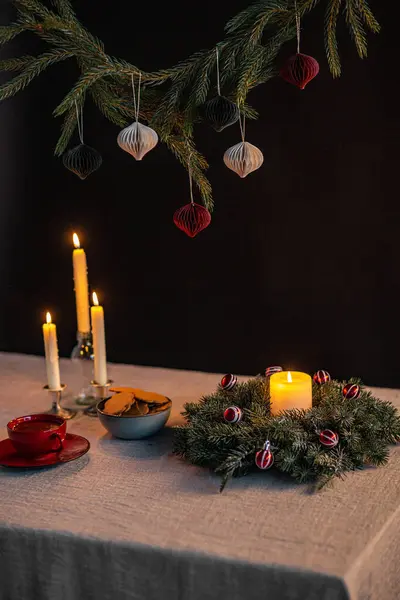 Χειμερινές Διακοπές Και Εορταστική Έννοια Κοντά Στο Στεφάνι Των Χριστουγέννων — Φωτογραφία Αρχείου