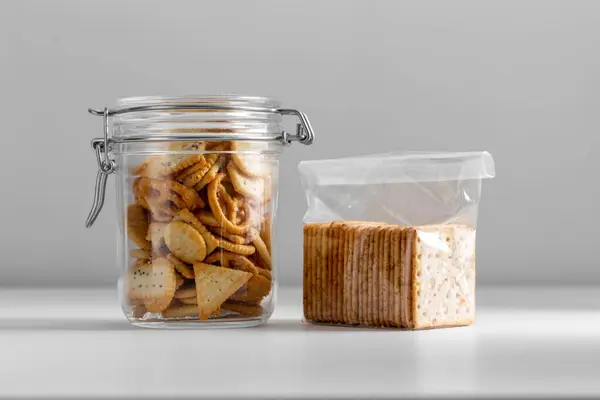 Gıda Depolama Yeme Atıştırma Konsepti Tuzlu Kurabiye Veya Krakerlerin Kavanozda — Stok fotoğraf