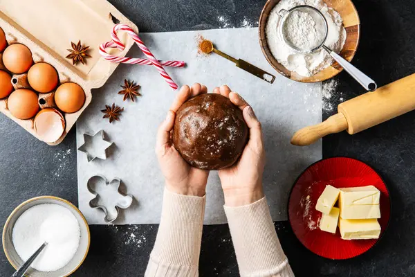 Pieczenia Gotowania Koncepcji Bożego Narodzenia Zbliżenie Rąk Gospodarstwa Piernika Ciasto — Zdjęcie stockowe