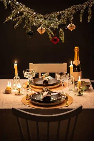 Zimní Prázdniny Večeře Oslavy Koncept Skandinávský Vánoční Stůl Sloužící Hořícími — Stock fotografie