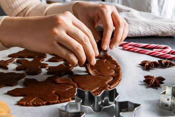 烹调和圣诞节概念 手拉手在厨房黑桌上做姜饼面团饼干 — 图库照片