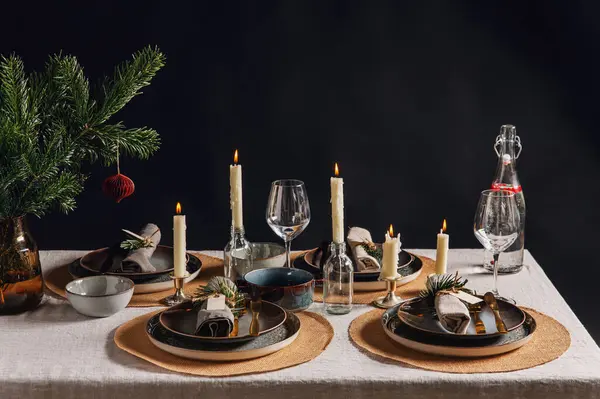 Zimní Prázdniny Večeře Oslavy Koncepce Skandinávský Vánoční Stůl Sloužící Hořícími — Stock fotografie