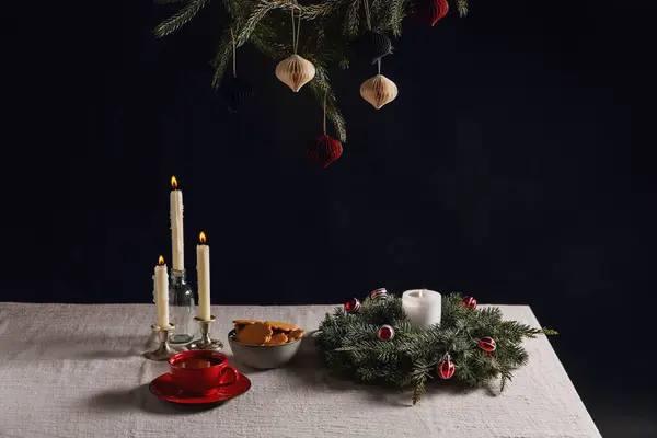 Kış Tatili Kutlama Konsepti Noel Çelengi Zencefilli Ekmek Mumların Kapanışı — Stok fotoğraf