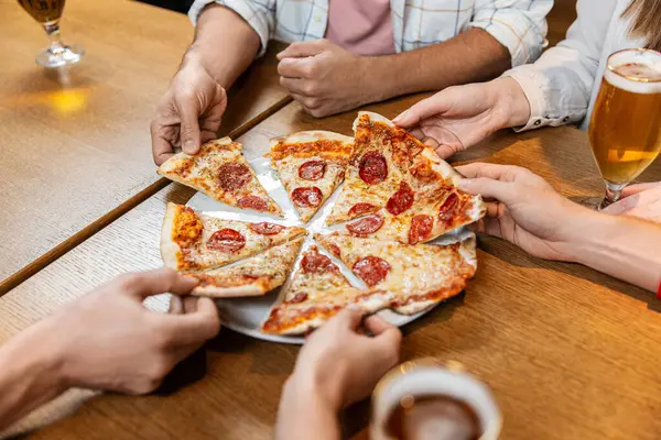 Leisure Food Drinks People Holidays Concept Close Friends Eating Pizza — Stock Photo, Image