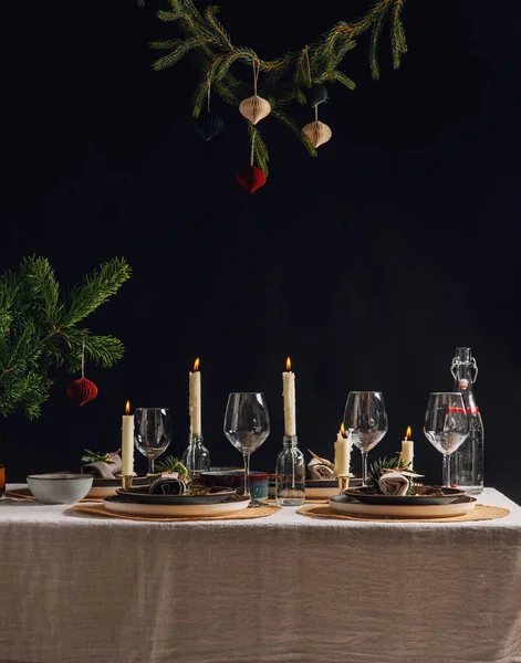 晚宴和庆祝概念 在家里用黑色背景的蜡烛点着的丑闻圣诞餐桌 — 图库照片