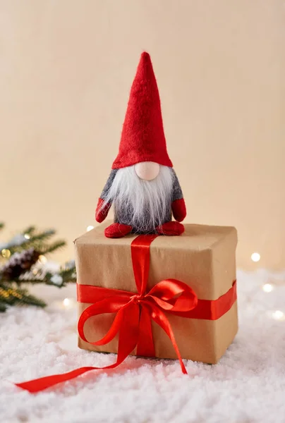 Kerstmis Decoratie Wintervakantie Concept Close Van Kabouter Speelgoed Geschenkdoos Sparren — Stockfoto