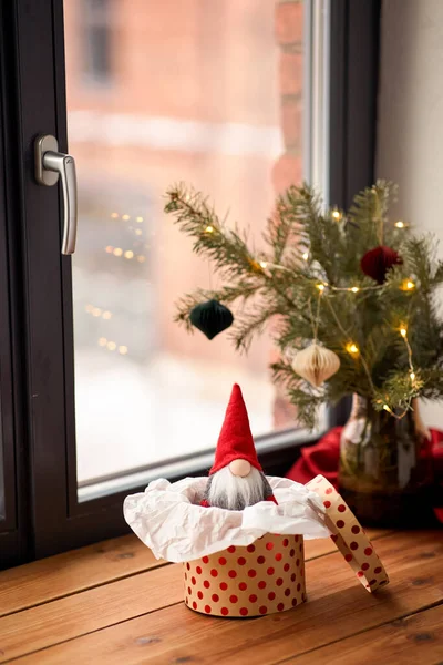 Ferie Nytår Fest Koncept Nærbillede Julen Gnome Gaveæske Vindueskarmen Derhjemme - Stock-foto