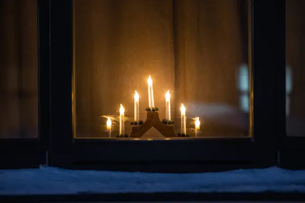 Vintersemester Och Firande Koncept Advent Ljusstake Fönsterbräda Natten — Stockfoto