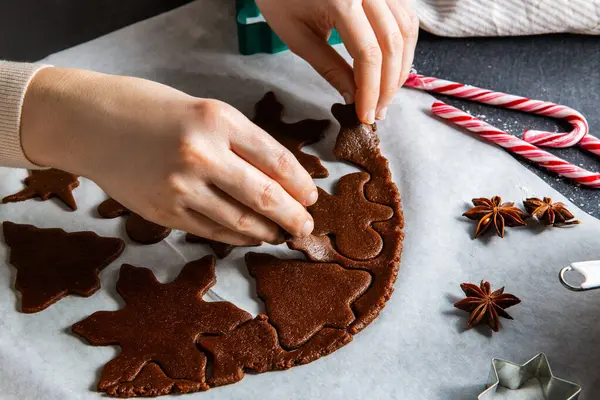 Baking Cooking Christmas Concept Κλείσιμο Των Χεριών Φτιάχνοντας Μπισκότα Ζύμης — Φωτογραφία Αρχείου