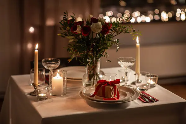 Bayramlar Romantik Randevu Kutlama Konsepti Hediye Kutusu Vazoda Çiçekler Sevgililer — Stok fotoğraf