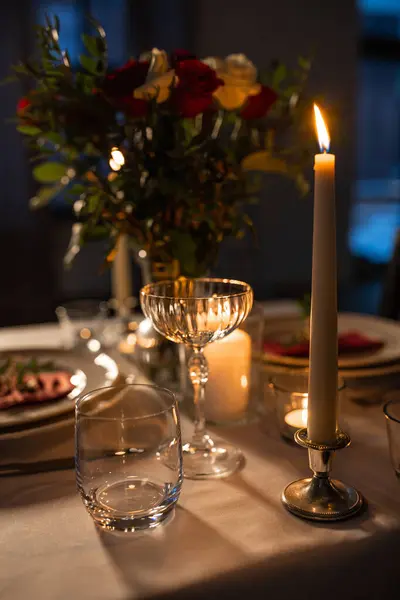 Bayramlar Akşam Yemeği Kutlama Konsepti Sevgililer Günü Nde Evde Yanan — Stok fotoğraf