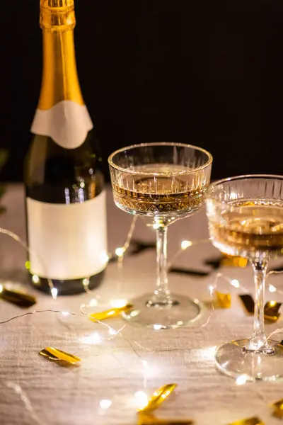 Párty Oslava Svátky Koncept Zblízka Šampaňského Sklenicích Elektrická Věnec Světla Stock Snímky