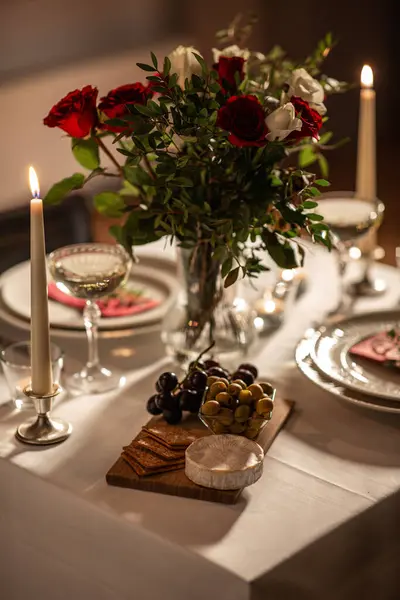 ロマンチックな日付 お祝いのコンセプト 花瓶とバレンタインデーに自宅で燃えているろうそくの花と2のために役立つお祝いのテーブルの閉鎖 — ストック写真