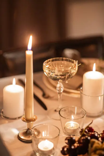 Högtider Middagsbjudning Och Festlighetskoncept Närbild Festbordet Med Champagne Glas Och — Stockfoto