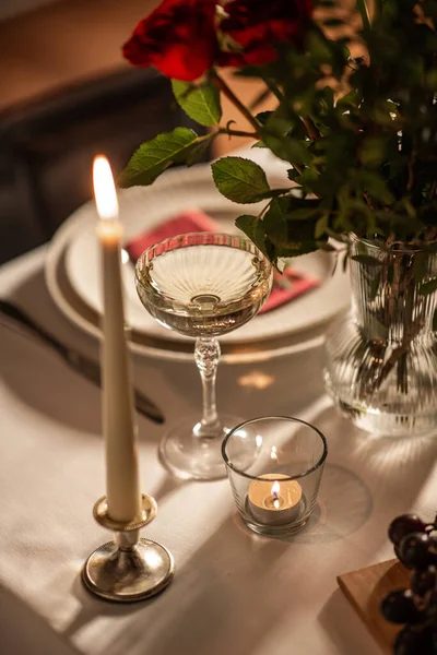 Bayramlar Akşam Yemeği Kutlama Konsepti Kutlama Masasının Kapanışı Şampanya Bardakta — Stok fotoğraf