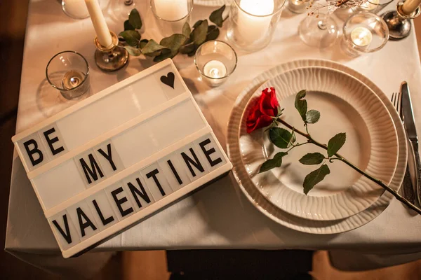 情人节和庆祝活动的概念 关上节日餐桌 晚上在家里的灯台上摆上我的情人节祝词 — 图库照片