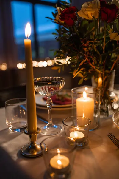 ディナーパーティー お祝いのコンセプト バレンタインデーに自宅で燃えている花瓶とろうそくで提供するお祝いのテーブルの閉鎖 — ストック写真
