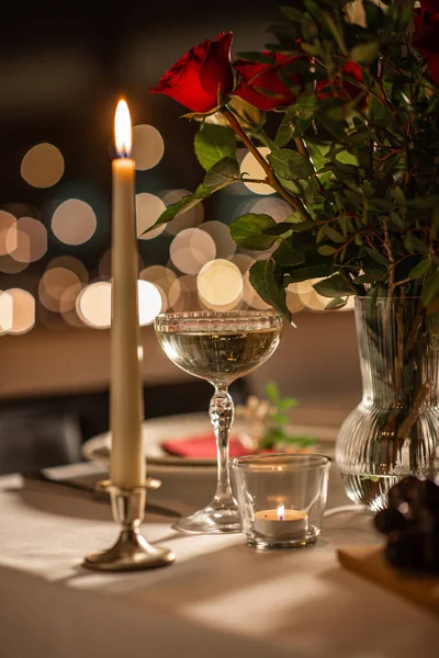 Bayramlar Akşam Yemeği Kutlama Konsepti Kutlama Masasının Kapanışı Şampanya Bardakta — Stok fotoğraf