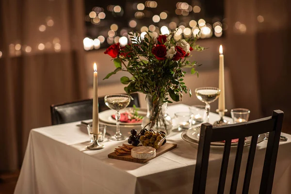 Concediu Întâlnire Romantică Concept Sărbătoare Aproape Masa Festivă Care Servește — Fotografie, imagine de stoc