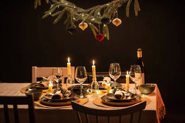 晚宴及庆祝会的概念 流言蜚语圣诞餐桌 晚上在家中点着蜡烛 — 图库照片