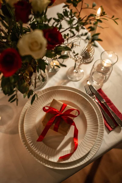 Feiertage Dinnerparty Und Festkonzept Nahaufnahme Der Festtafel Mit Geschenkbox Blumen — Stockfoto