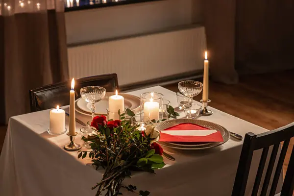 Feiertage Dinnerparty Und Festkonzept Nahaufnahme Der Festtafel Mit Roten Rosen — Stockfoto