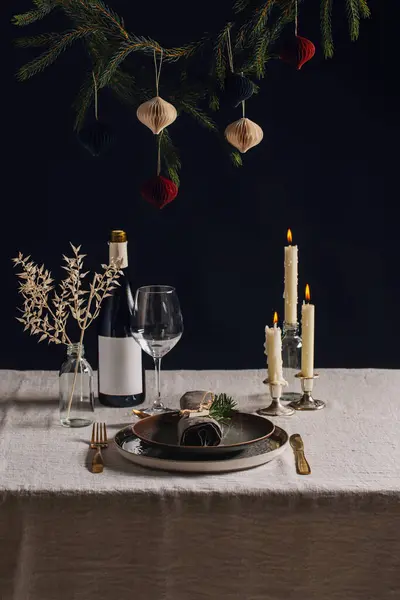 冬休み ディナーパーティー お祝いのコンセプト スカンジナビアのクリスマステーブルは 黒い背景の上に自宅でろうそくを燃やすことができます — ストック写真