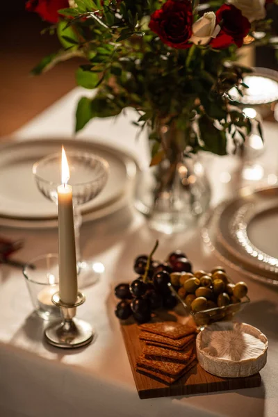 Tatiller Akşam Yemeği Kutlama Konsepti Yemek Çiçek Yanan Mumlarla Servis — Stok fotoğraf