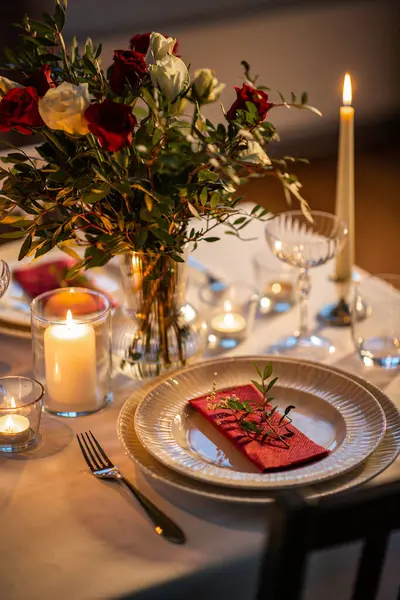 浪漫的日子和庆祝的理念 情人节当天 在家中为两人准备的节日餐桌关门 桌上插着鲜花和蜡烛 — 图库照片