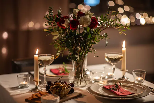 浪漫的日子和庆祝的理念 在情人节这天 在家里 用花瓶里的花和蜡烛为两个人准备的节日餐桌关门了 — 图库照片